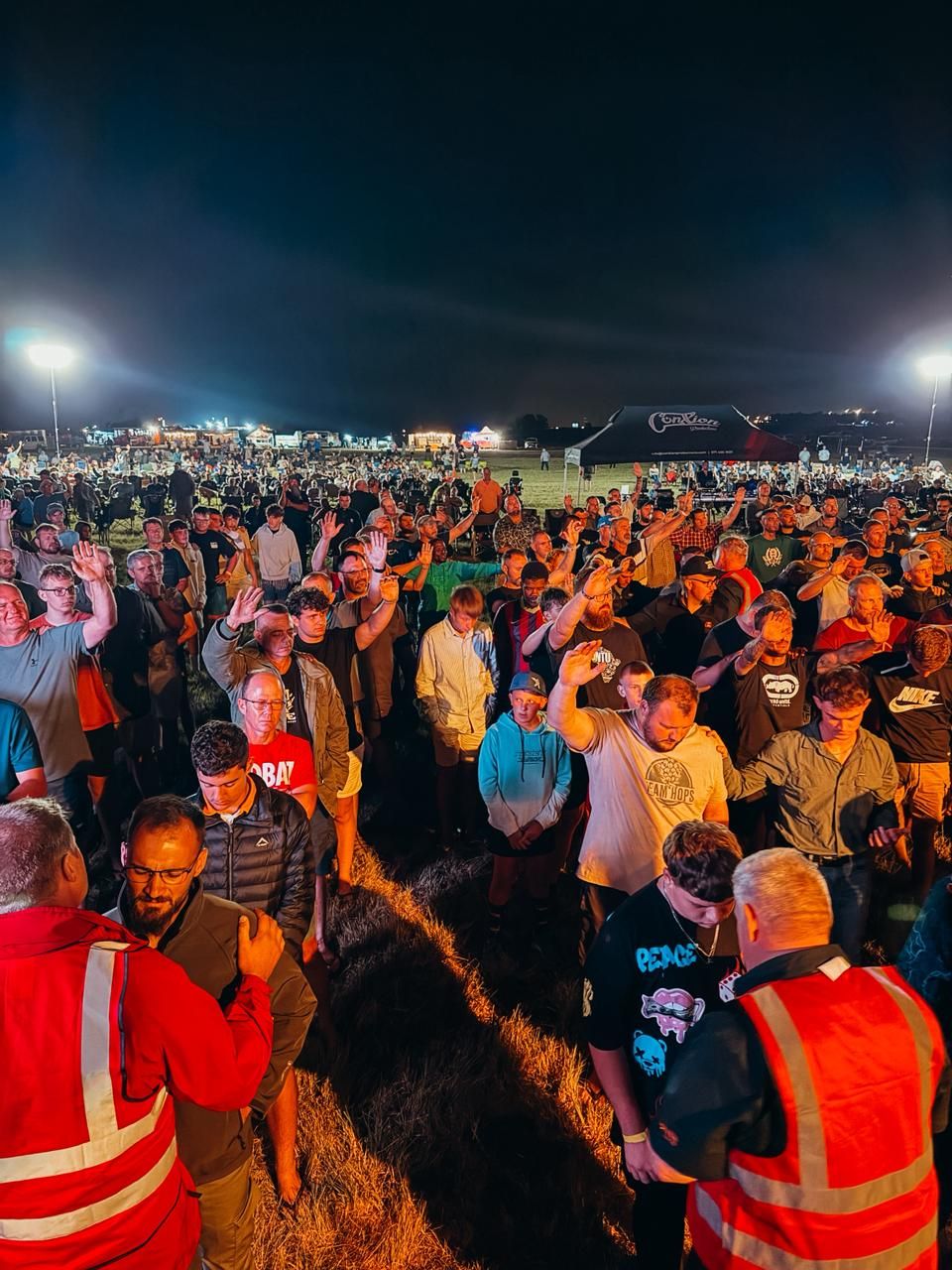 The night session with thousands of men under the lights